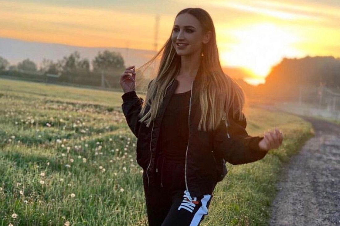 «Настоящая сельская девушка». Ольга Бузова удивила поклонников снимком у дороги