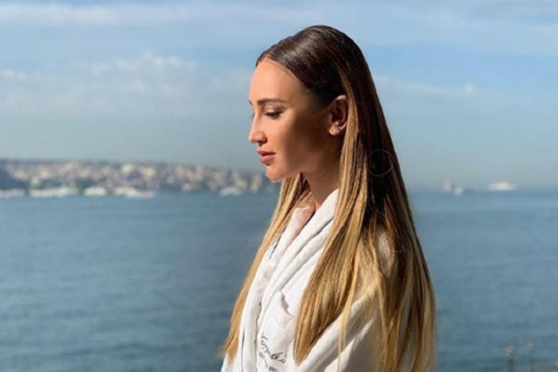 «Так похорошела». Ольга Бузова сфотографировалась в халатике, оголив стройные ноги