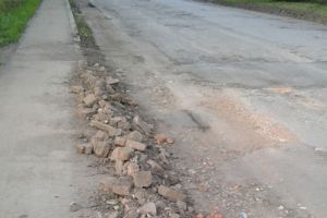 «Ремонт дороги по-русски!». В Тамале Пензенской области часть тротуара засыпали кирпичами
