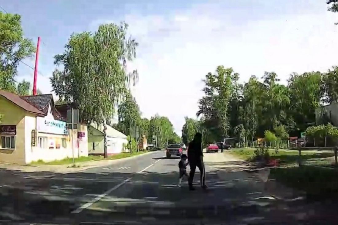 На видео попало, как женщина с ребенком «прет под машину» в Пензе