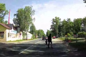На видео попало, как женщина с ребенком «прет под машину» в Пензе