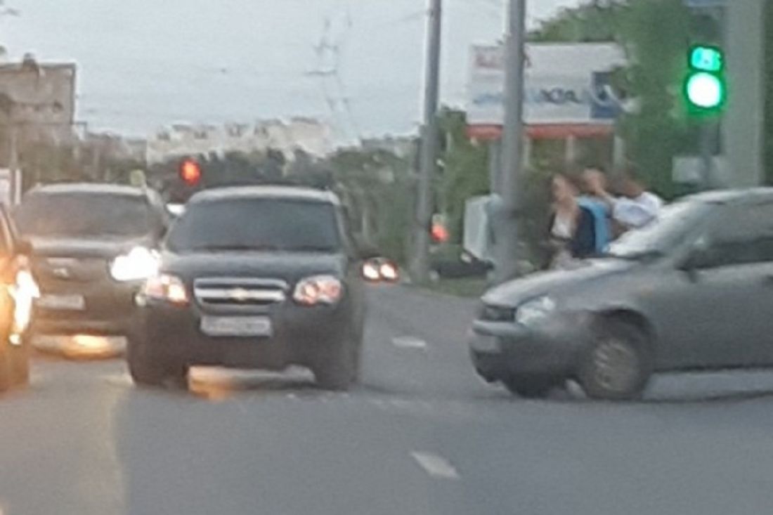 На улице Карпинского в Пензе «ВАЗ» покорежил иномарку