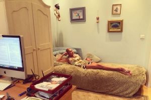 Анастасия Волочкова показала оголенные ноги в домашней обстановке