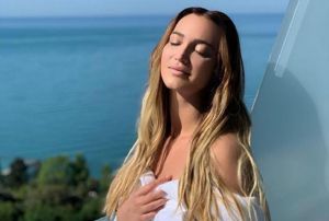 «Без пошлости». Ольга Бузова выложила нежное фото с оголенными плечиками