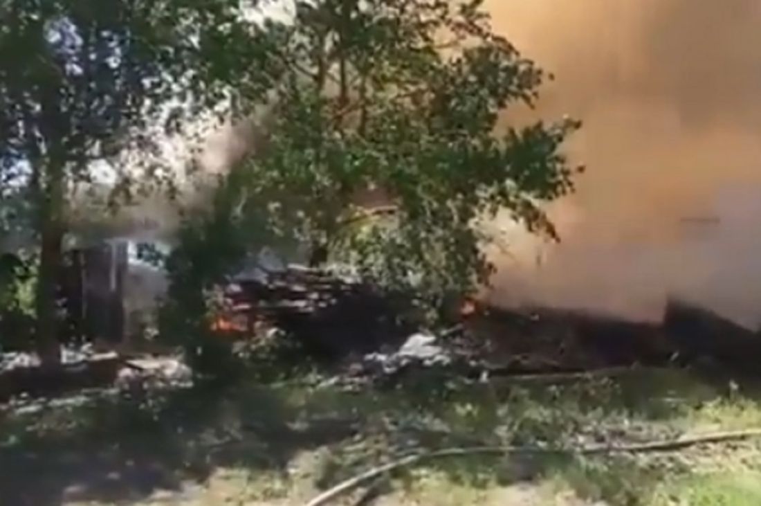 Пензенцы сняли на видео полыхающий в районе Кривозерья дом
