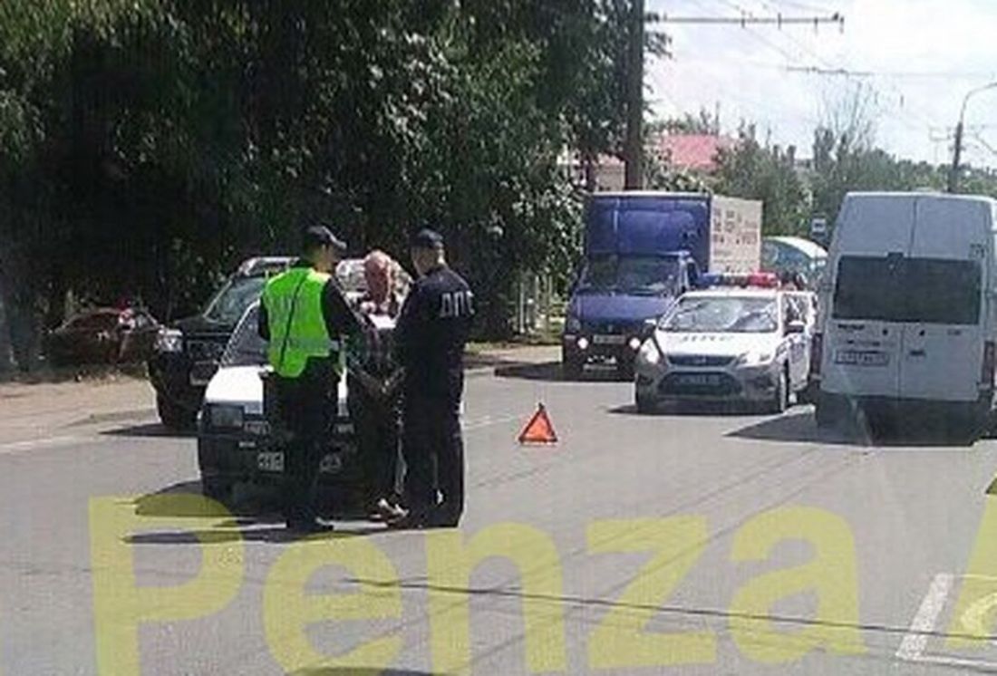 «Выбежал из маршрутки». Очевидцы сообщили подробности аварии на улице Калинина в Пензе