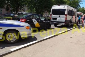В центре Пензы «Яндекс. Такси» жестко влетел в микроавтобус
