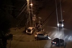 «Жестко ударились». Ночью в Пензе в результате ДТП легковушка вылетела на тротуар