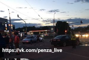 Появились фото с места жесткого ДТП возле пензенского ТЦ. 18+