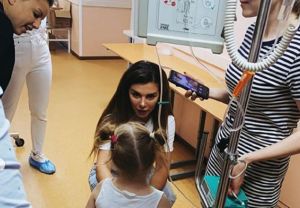 Анна Седокова провела День защиты детей в онкоцентре