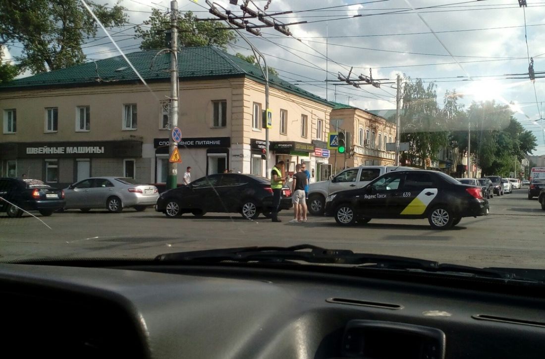 На перекрестке в центре Пензы в аварию попал автомобиль «Яндекс. Такси»