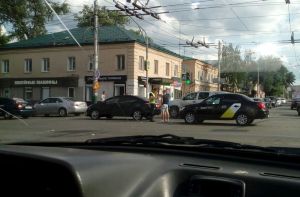 На перекрестке в центре Пензы в аварию попал автомобиль «Яндекс. Такси»