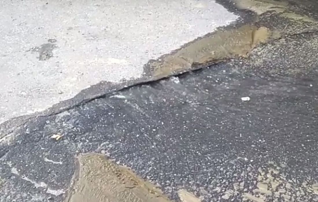 На улице Кижеватова в Пензе из-под асфальта полилась вода. Видео