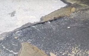 На улице Кижеватова в Пензе из-под асфальта полилась вода. Видео