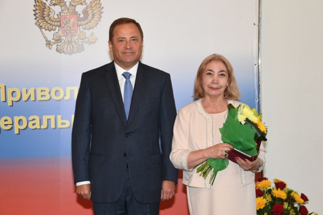 Полпред президента в ПФО наградил актрису пензенского драмтеатра
