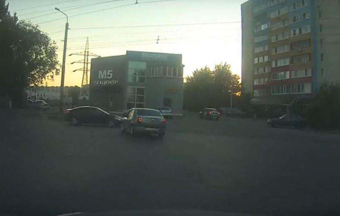 «Был пьян, пытался скрыться». В Пензе устроили погоню за водителем, везшим семью с пляжа. Видео