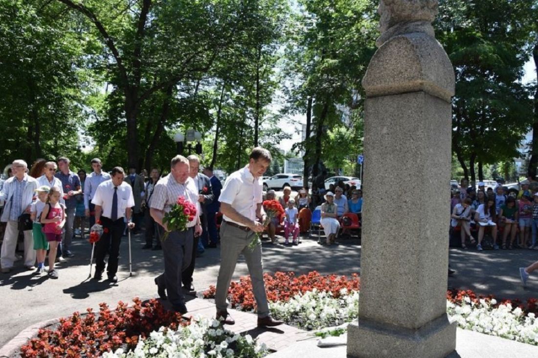 В день рождения Александра Пушкина пензенцы читали стихи, рисовали и ходили в бальных платьях