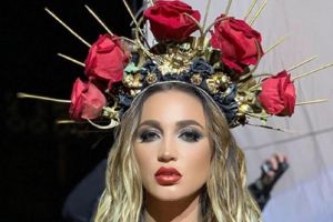 «Вау, слов нет». Ольга Бузова покорила поклонников нарядом, оголившим грудь
