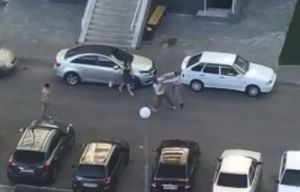 В Городе Спутник рано утром подрались несколько мужчин и женщин. Видео