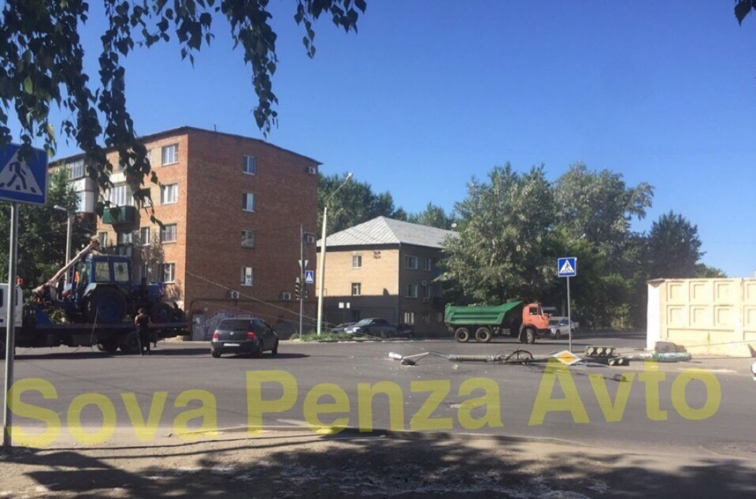 В Пензе эвакуатор зацепился за провода и повалил столб