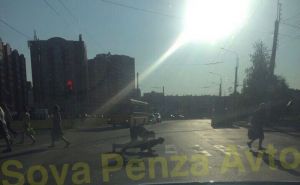 В Пензе сняли, как двое мужчин переползают дорогу