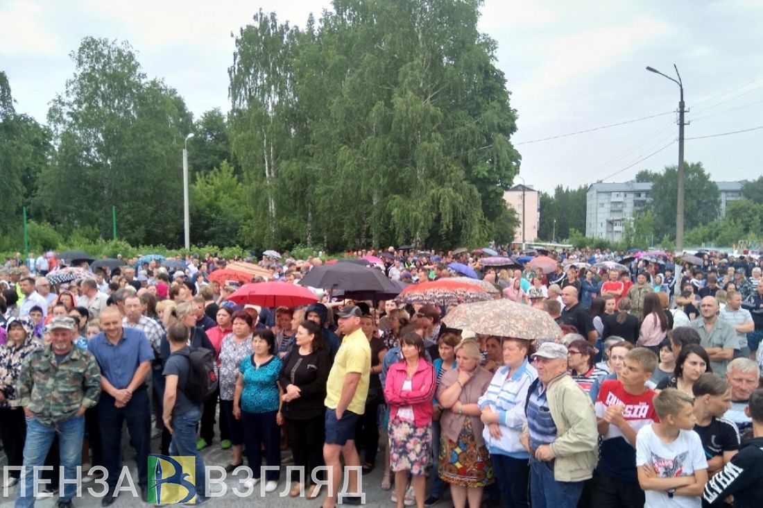 В Чемодановке после вооруженного конфликта сотни жителей пришли на сход. Фото и видео