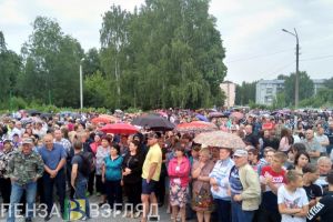 В Чемодановке после вооруженного конфликта сотни жителей пришли на сход. Фото и видео