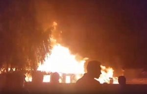 В селе Лопатки около Чемодановки начался пожар. Фото и видео