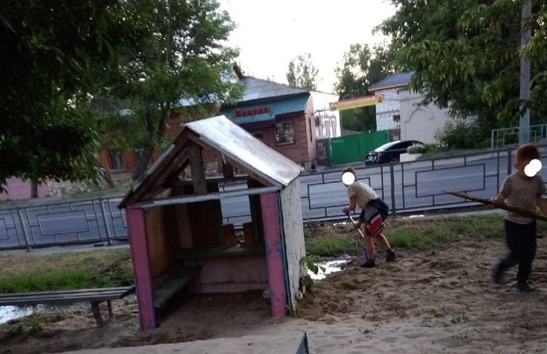 Пензенские дети взялись за лопаты, чтобы спасти площадку от канализационных стоков. Фото