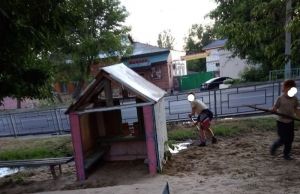 Пензенские дети взялись за лопаты, чтобы спасти площадку от канализационных стоков. Фото