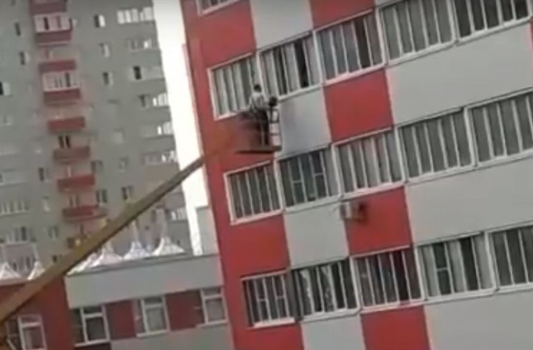 В городе Спутник мужчина поднялся на автовышке к окну, чтобы сделать девушке предложение. Видео