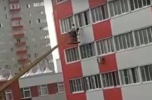 В городе Спутник мужчина поднялся на автовышке к окну, чтобы сделать девушке предложение. Видео