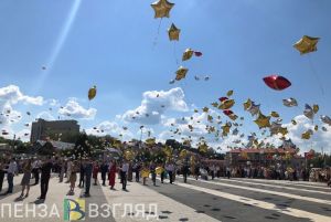 В Пензе медалисты загадали желания и выпустили сотни золотых шаров в небо. Фото