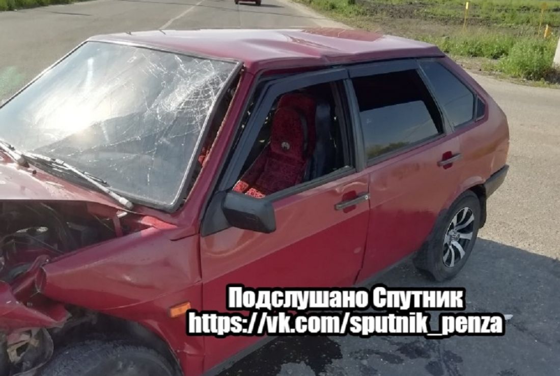 В Спутнике отечественную машину искорежило в ДТП