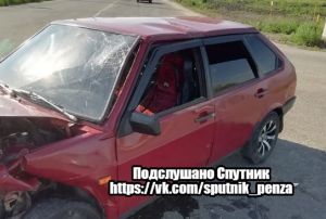 В Спутнике отечественную машину искорежило в ДТП