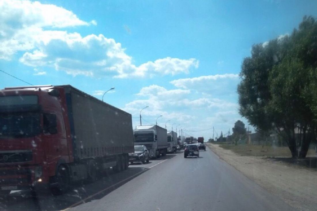 У Чемодановки собралась огромная пробка