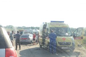 На месте столкновения пяти машин в Пензенской области работают медики и спасатели. Видео