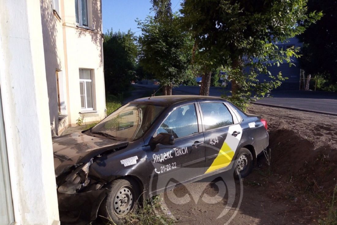 На Южной поляне в Пензе такси врезалось в дом