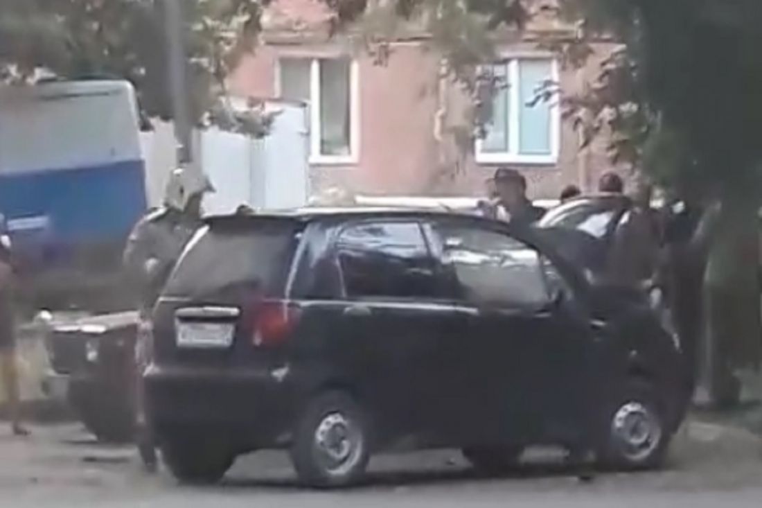 Полный салон дыма. В Пензе на улице Ленина загорелся автомобиль. Видео