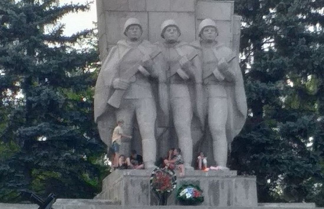 «Просто обнаглели». Жители Кузнецка Пензенской области возмущены действиями детей на памятнике павшим воинам