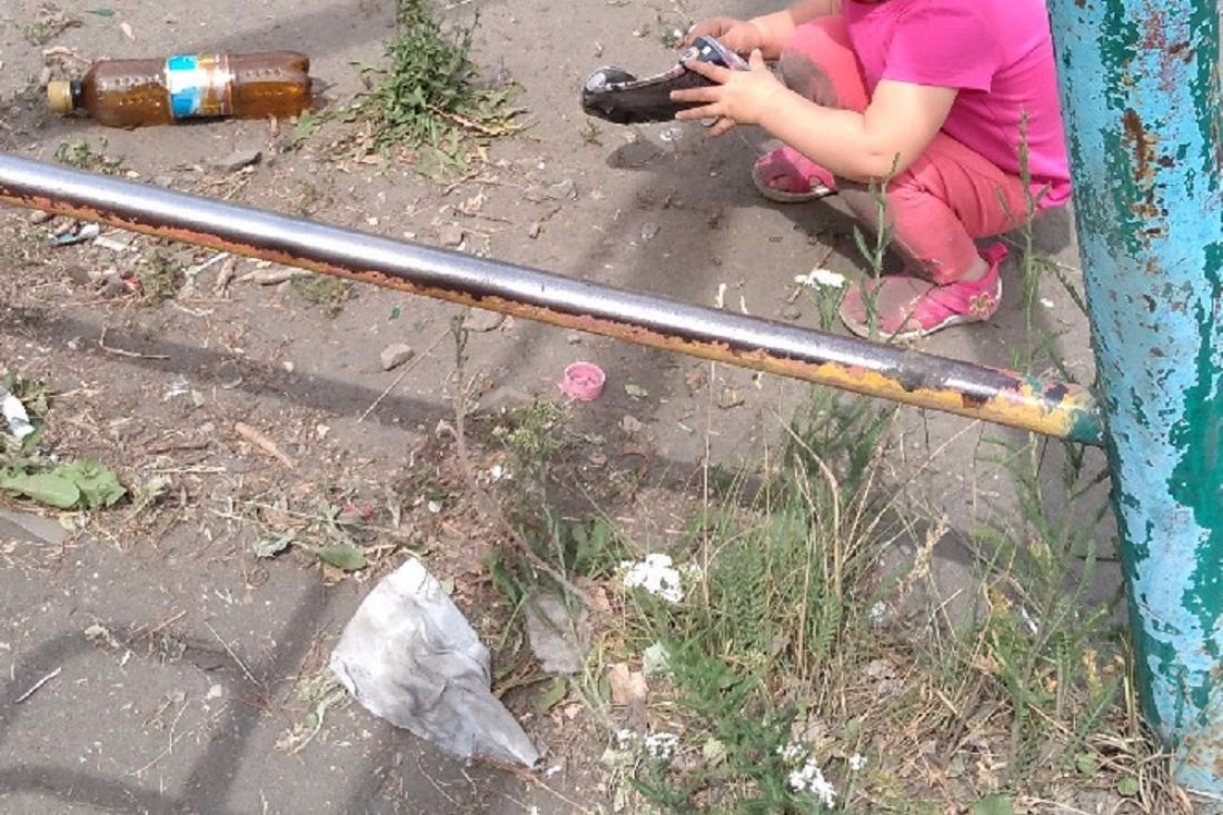 Пензячка пожаловалась на заваленную мусором детскую площадку
