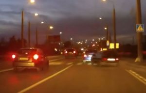 В Пензе водитель-лихач закончил свои выкрутасы у бетонного столба. Видео