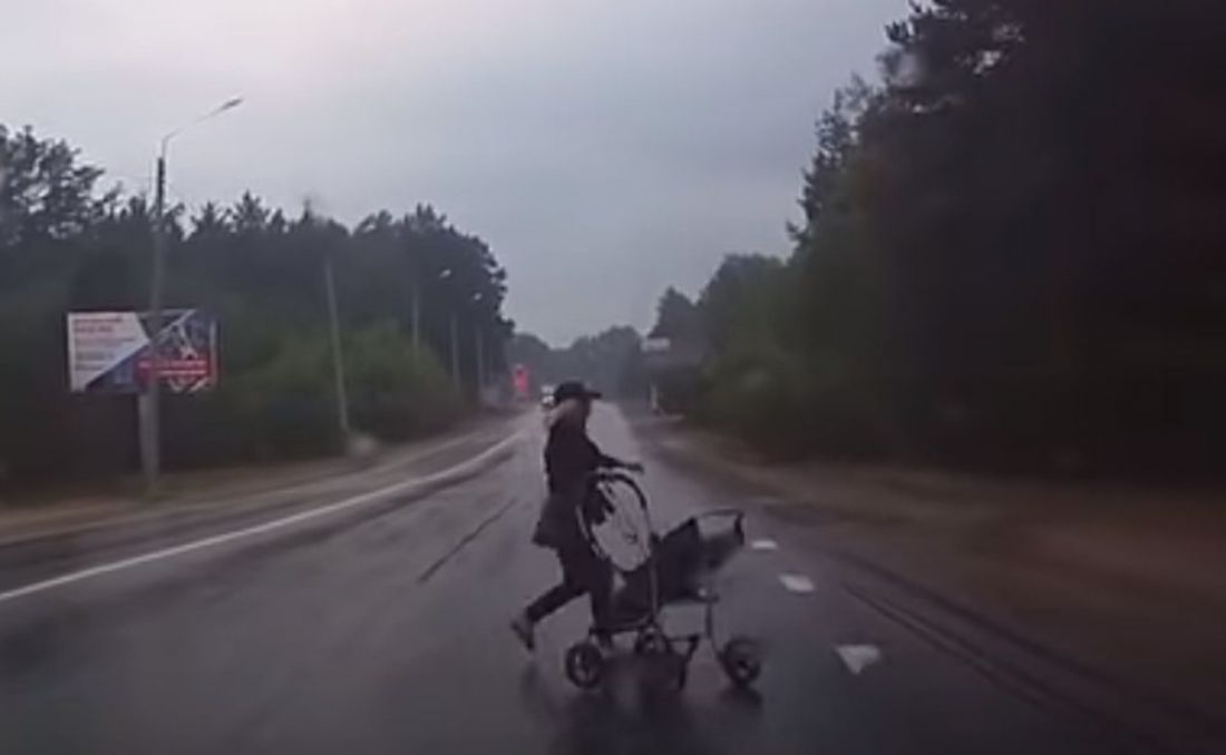 В Пензе женщина с коляской бросилась под колеса автомобиля. Видео