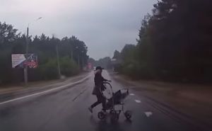 В Пензе женщина с коляской бросилась под колеса автомобиля. Видео