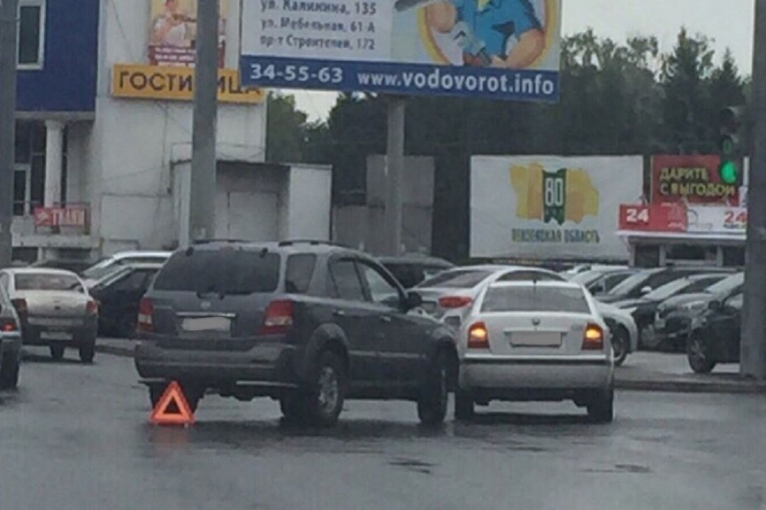 В Пензе возле ТЦ «Кагау» кроссовер влетел в чешскую иномарку