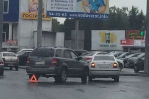 В Пензе возле ТЦ «Кагау» кроссовер влетел в чешскую иномарку