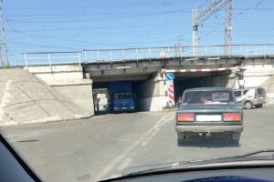 «Никогда такого не было». Под железнодорожным переездом в Пензе застрял грузовик