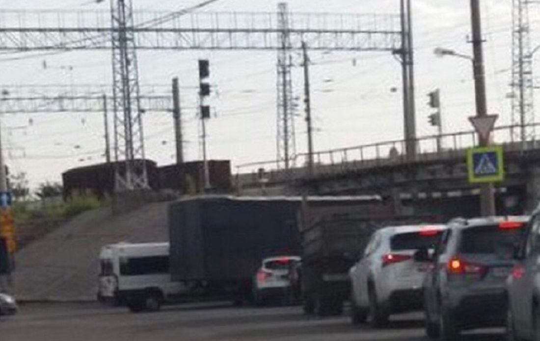 В Пензе фура попыталась пролезть под мостом, но помяла тент