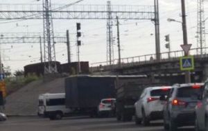 В Пензе фура попыталась пролезть под мостом, но помяла тент