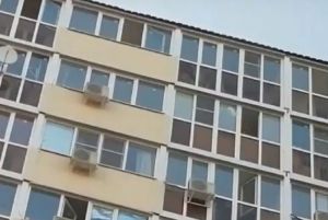 В Спутнике из окна многоэтажки вылетают пакеты с водой